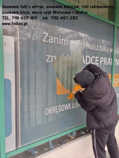 Zrywanie folii z witryn, usuwanie naklejek, kleju, mycie szyb Warszawa i okolice -Usługa demontażu