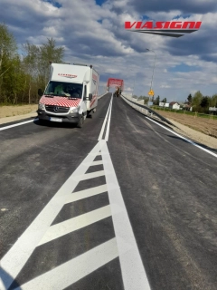 Produkcja montaż znaków drogowych oraz oznakowania poziomego ViaSigni